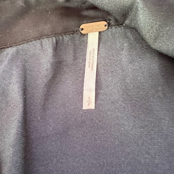 Free people silk shirt, soft and comfortable. - Picture 4 of 4